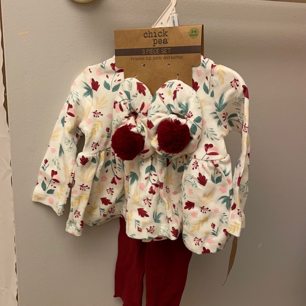 Super cute NWT Matching set with booties.
